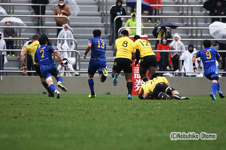 後半11分、NTTコム⑬池田がトライを返す