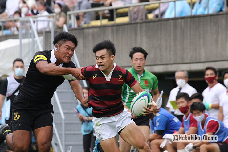 SH小西は相手タックルを受けながらオフロードパス