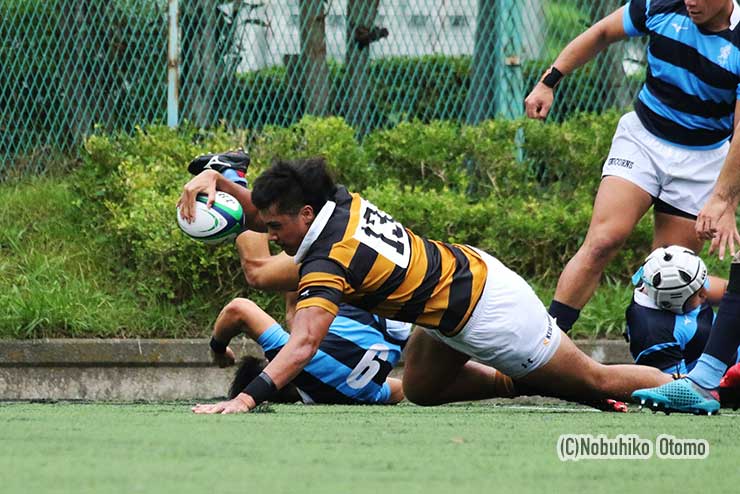 36分、慶大CTBマプスアが相手タックルを次々に吹き飛ばして右隅に豪快トライ