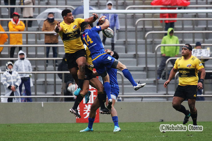 ハイボールを競り合うNTTコムの山田とサントリーのタタフ