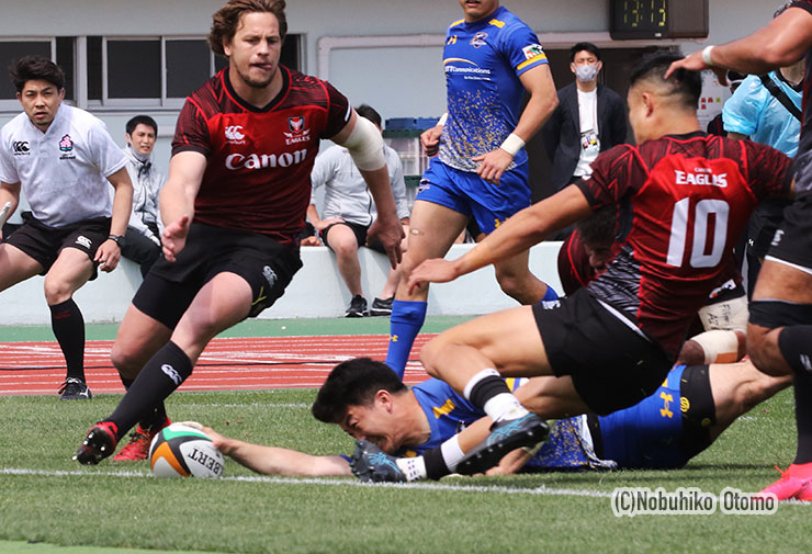 マフィのタックルを受けながら腕を伸ばす。キヤノンSO田村が滑り込みざま足でグラウンディング阻止を図る。判定はTMOにTMOの結果、グラウンディングが確認され、トライ