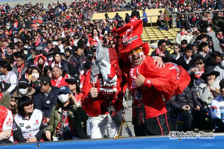 スタンドにはサンウルブズの熱烈ファン14,499人が集結した。