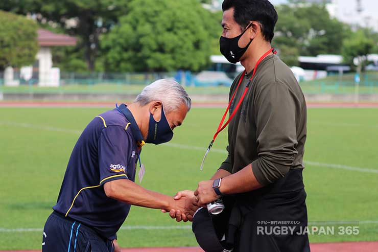 試合後、流経大柏・相監督と握手する吉岡監督
