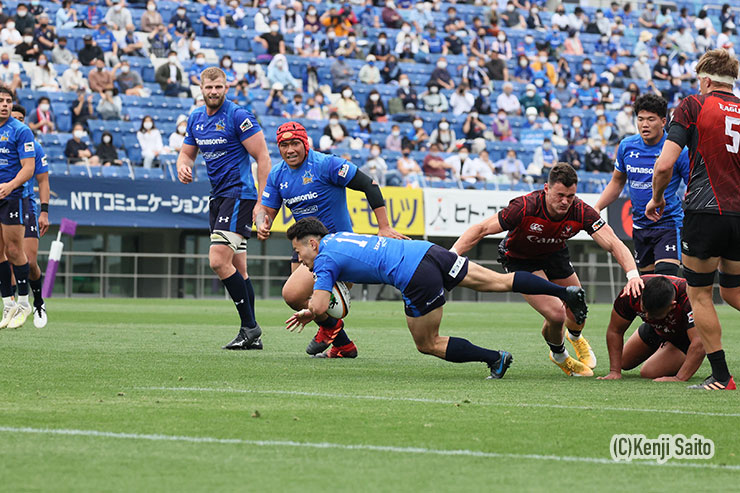 80m独走トライの後は、結果的に福井のトライにつながるボールキャリーをした福岡