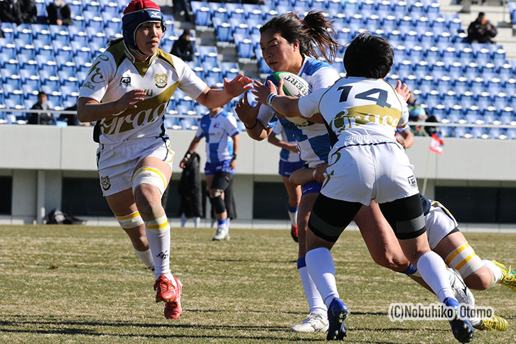 アルテミスターズNo8高野眞希の突進をグレースはFL永岡萌、WTB大谷苑佳、SH中村楓が3人がかりのタックルで止める。
