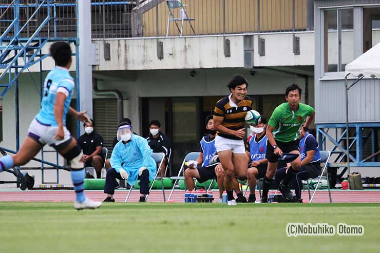 15分、相手キックを捕ったFB中楠からパスを受けた慶大SH山田、自陣10m線からスタート