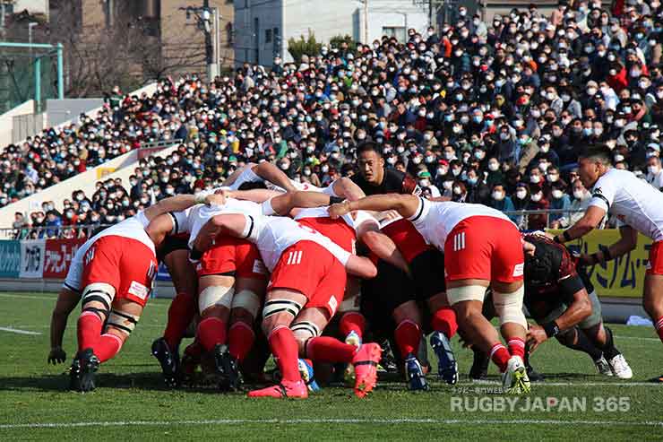 前半自陣ゴール前での相手ボールをスクラム。トヨタはプレッシャーをかけてボールを奪い返した