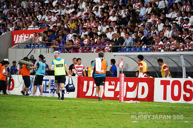 試合開始早々の前半4分、ジャパンのスピードスターであるWTB福岡堅樹が右ふくらはぎのケガで負傷交代。