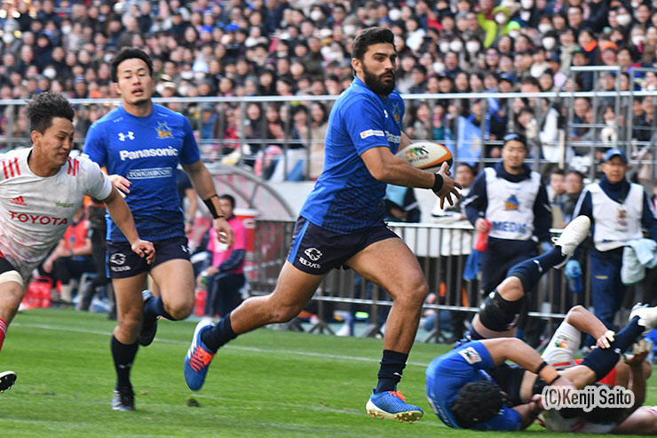 長谷川からパスを受けたCTBデアリエンディが先制のトライ
