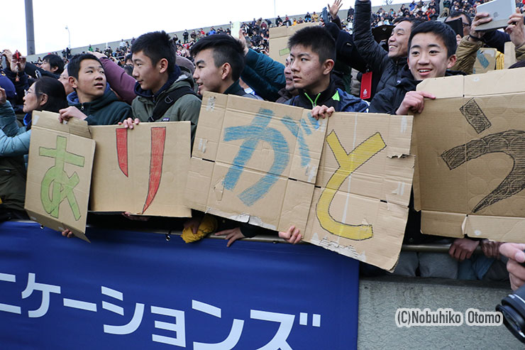 試合が終わってもファンは帰らず、トモさんのラストウォークを熱い目で見守った
