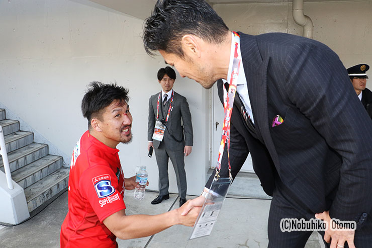 サンウルブズアンバサダーの廣瀬俊朗さんが、奮戦した布巻選手とガッチリ握手