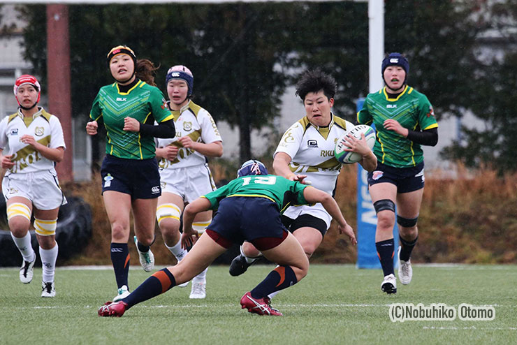 BKに負傷者が続出したグレースは後半、FWの縦突破で局面打開を試みる。RWC2017サクラフィフティーンのベテランNo8小林ちひろの突進