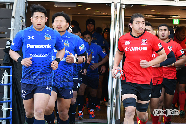 坂手淳史(左)、嶋田直人(右)両キャプテンを先頭に選手が入場