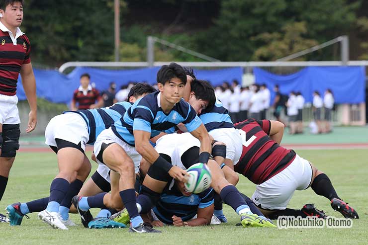 プレッシャーを受けながらパスをさばいた日体大SH梶田