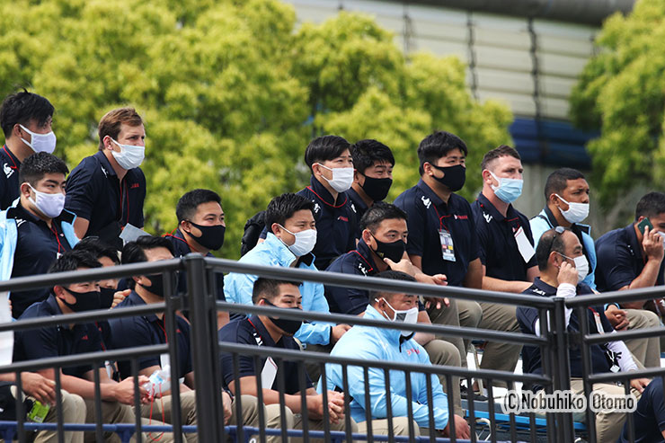 試合はスタンド上段から見守った