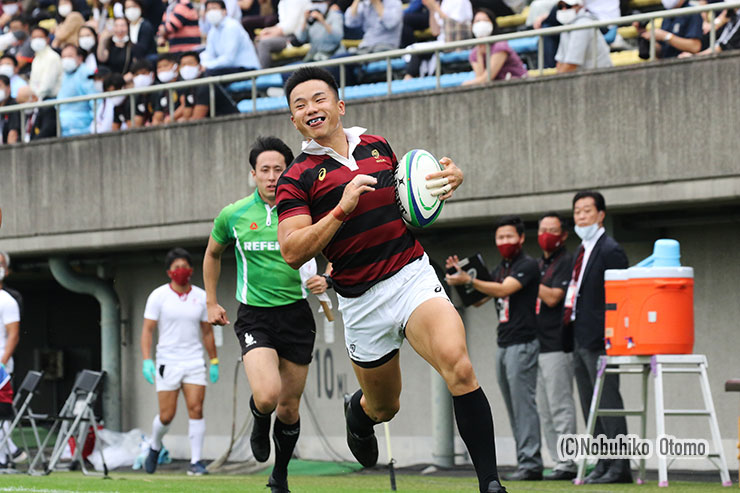 受けたのはエースWTB古賀。捕った瞬間にはトライを確信し、この表情。