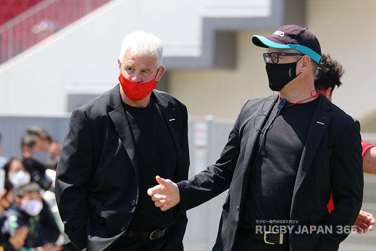 ウェイン・スミス総監督と話をするディロンHCは(右)