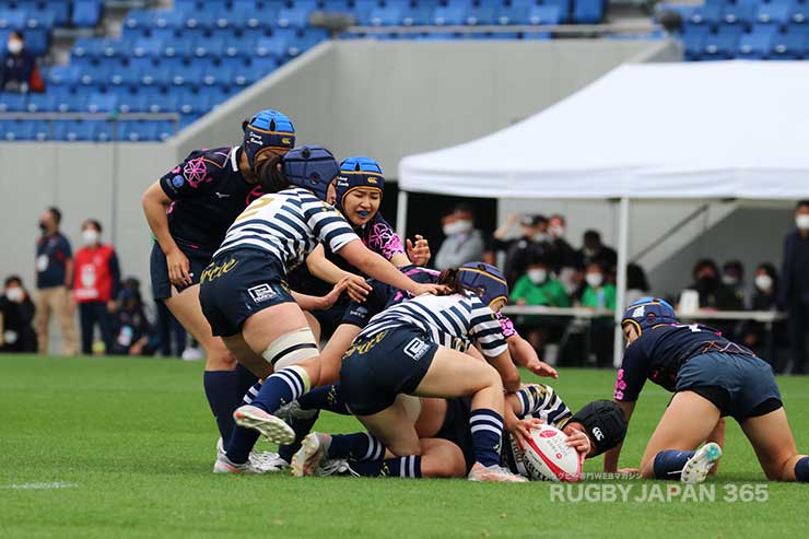 グレース・菅萌絵がボールをキープ。最後トライを許さずグレースが26－12で勝利し7位を決めた