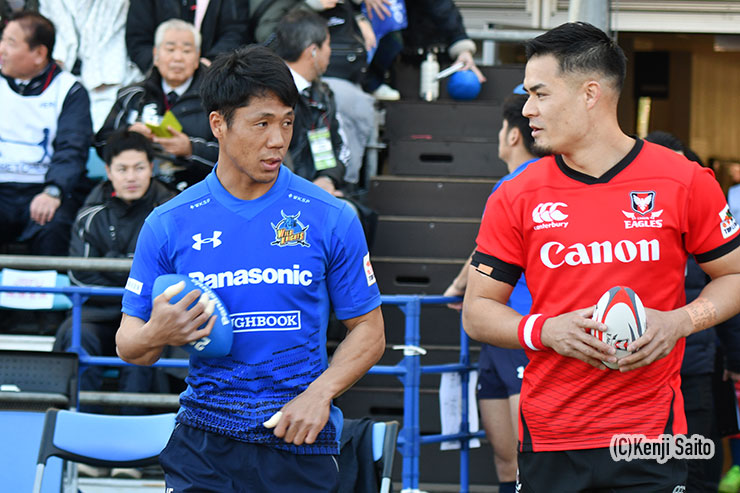この試合リザーブのSO山沢拓也(左)と軽く会話するSO田村優(右)