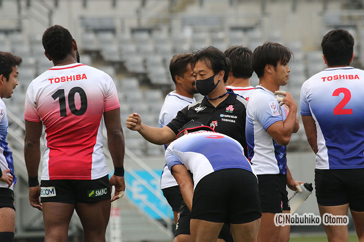GAME終了、ピッチに降りた岩渕HCは選手たちとグータッチ