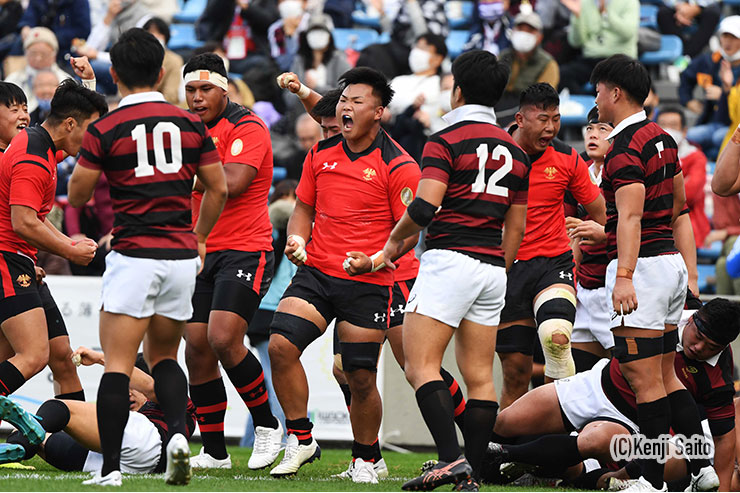 前半25分、ラインアウトモールからルーキーNO8奥井(1年)がトライ。コンバージョンも決まって帝京が逆転。