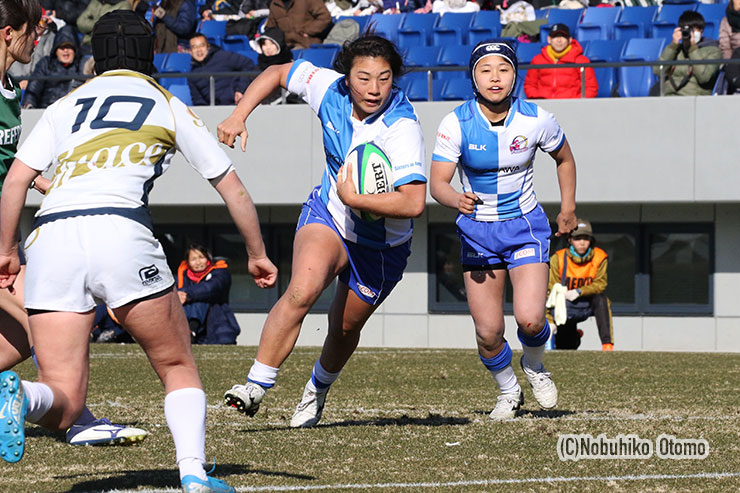 後半23分、相手ゴール前スクラムを押し込んだアルテミスターズはNo8高野眞希が「右8単」でトライラインを目指す
