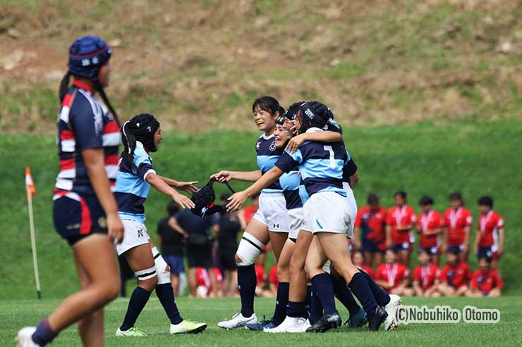優勝を決め喜ぶ関東学院六浦Aの選手たち
