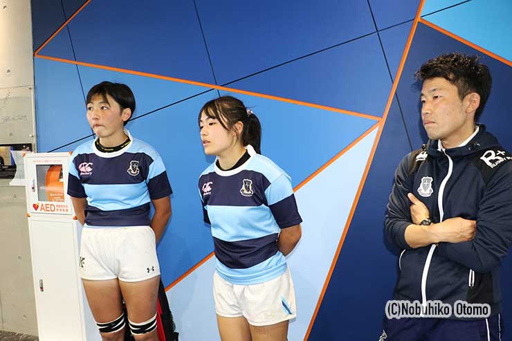 (左から)MVPの向来、松澤主将、梅原監督